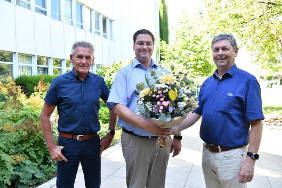 Thomas Kleinert (l.) und Reinhard Brandl (r.) bei der Spendenübergabe an Michael Rechenmacher vom Förderverein Palliativmedizin am Uniklinikum. (Foto: Lex)